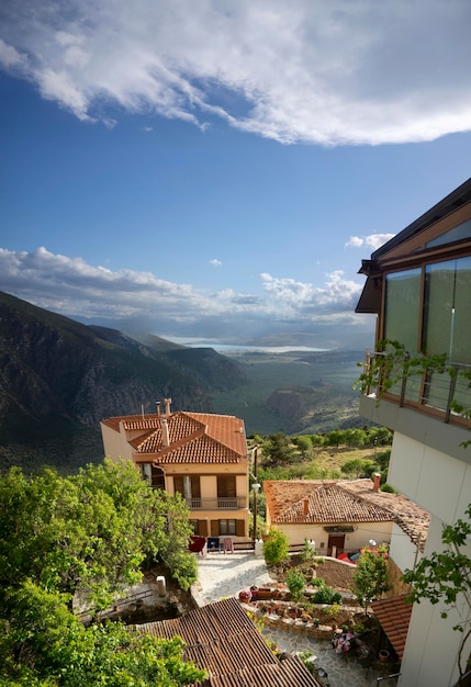 Panoramablick auf den Ferienort Delphi im Parnassus-Gebirge