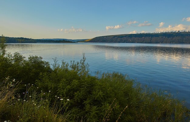 Panoramablick auf den Fluss Dnjestr in der Nähe des Dorfes Stara Ushytsya. Region Westukraine