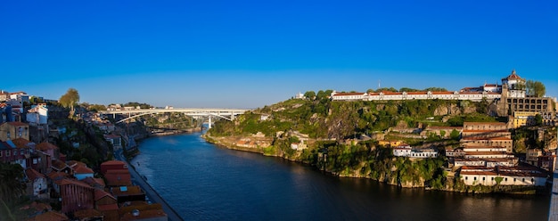 Panoramablick auf den Fluss Duoro, Porto und Vila Nova de Gaia in Portugal