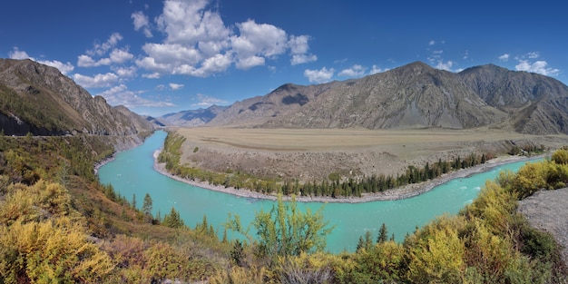 Panoramablick auf den Fluss Katun im Altai-Gebirge, Reisen in Russland