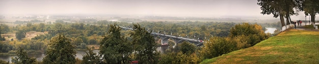 Panoramablick auf den Fluss und die Brücke in Wladimir