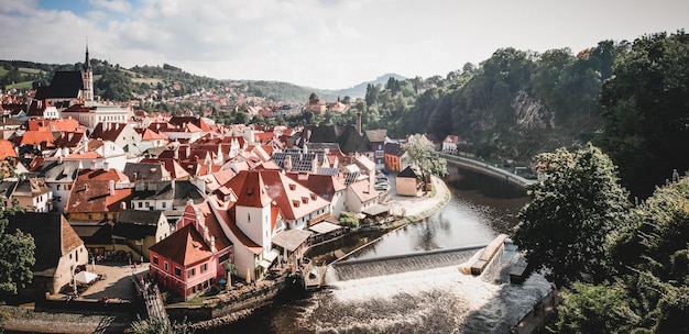 Panoramablick auf den Fluss und die Stadt gegen den Himmel