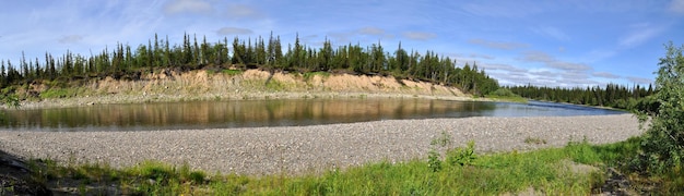 Panoramablick auf den Fluss