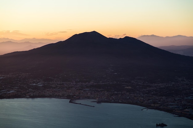 Panoramablick auf den gesamten Golf von Neapel und den Vesuv bei Sonnenuntergang vom Monte Faito. Italien