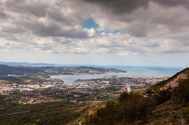 Panoramablick auf den Golf von Triest