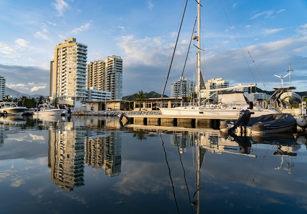 Foto panoramablick auf den luxuriösen yachthafen mit segelboot auf dem dock während des sonnenuntergangs.
