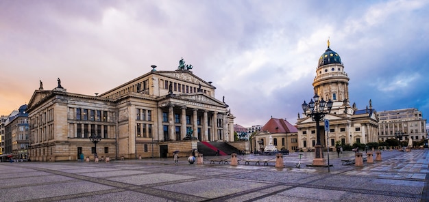 Panoramablick auf den malerischen Platz mit dem Berliner Konzerthaus in Deutschland