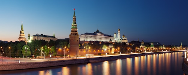 Panoramablick auf den Moskauer Kreml und die Moskwa, Russland.