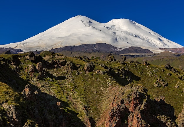 Panoramablick auf den Nordhang des Mount Elbrus des Kaukasus in Russland