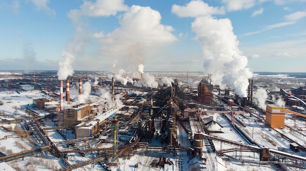 Panoramablick auf den Rauch, der im Winter aus der Fabrik strömt