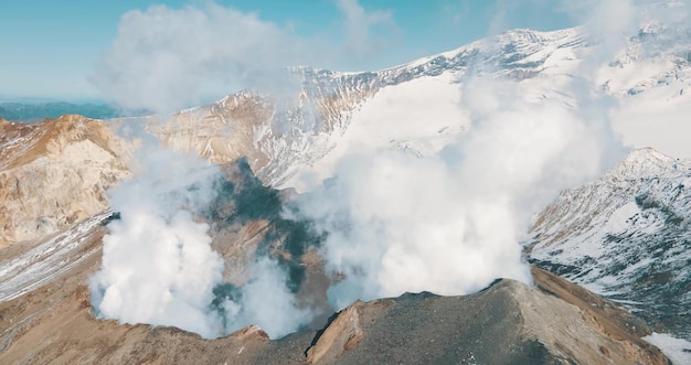 Foto panoramablick auf den rauch, der von einem vulkanberg gegen den himmel ausstrahlt