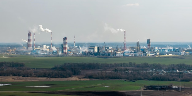 Panoramablick auf den Rauch von Rohren Luft- und Wasserverschmutzungskonzept