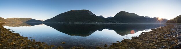 Panoramablick auf den ruhigen See und die Berge gegen den Himmel