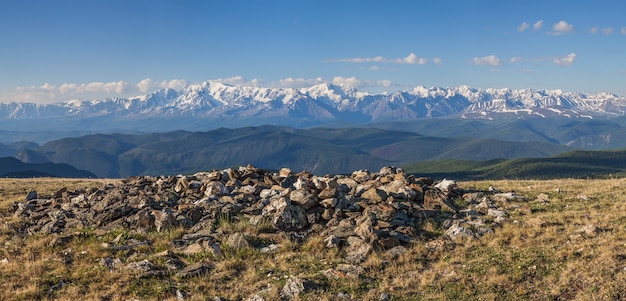 Panoramablick auf den schneebedeckten Kamm von oben