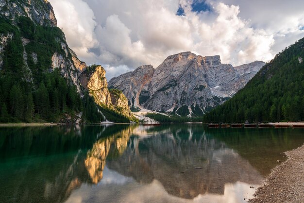 Panoramablick auf den See und die Berge gegen den Himmel