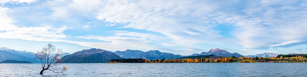 Panoramablick auf den See Wanaka bei Sonnenuntergang