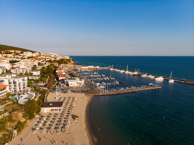 Panoramablick auf den Seehafen von Sveti Vlas in Bulgarien Drohnenansicht für Luftaufnahmen