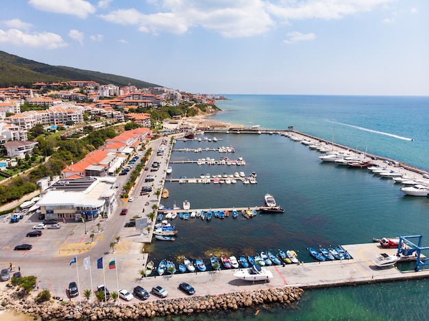 Panoramablick auf den Seehafen von Sveti Vlas in Bulgarien