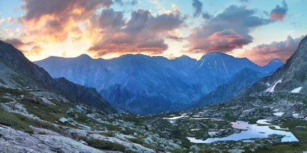 Panoramablick auf den Sonnenaufgang in den Bergen