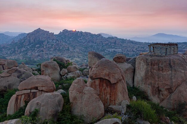 Panoramablick auf den Sonnenaufgang über der antiken Stadt Vijayanagara, Hampi, Karnataka, Indien...