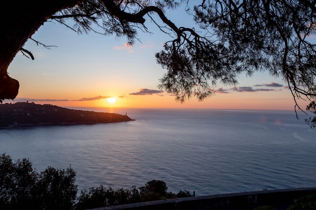 Panoramablick auf den Sonnenuntergang des Meeres und der azurblauen Küste
