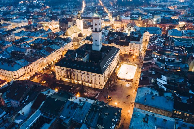 Panoramablick auf den Sonnenuntergang über der alten europäischen Stadt. Vogelperspektive.