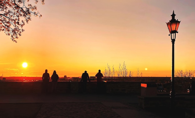 Panoramablick auf den sonnenuntergangshimmel von der stadtpromenade aus menschen entspannen sich in der städtischen szene der natur