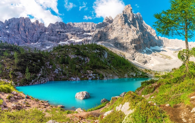 Panoramablick auf den Sorapis-See in den Dolomiten Cortina d'Ampezzo Italien Wunderschöner Alpensee Lago di Sorapis