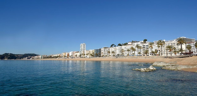 Panoramablick auf den Strand und das Dorf LLoret de Mar Costa Brava Provinz Girona Katalonien Spanien