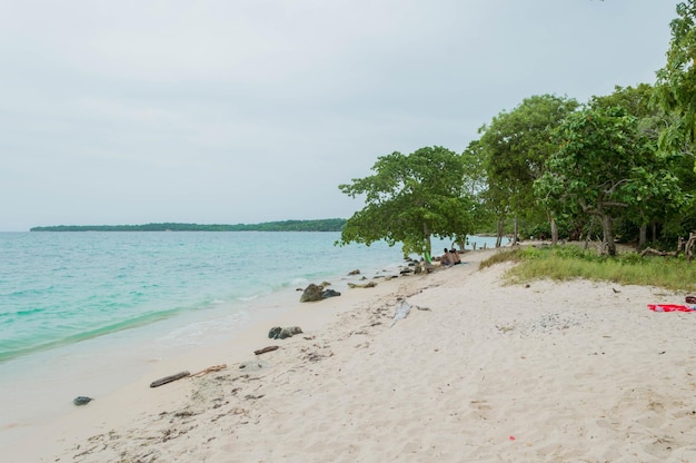 Foto panoramablick auf den strand von bendita in kolumbien. schöne aussicht auf die küste