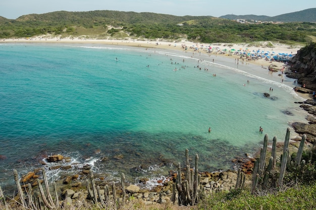 Panoramablick auf den Strand von Conchas in Arraial do Cabo, Brasilien, am Sommertag