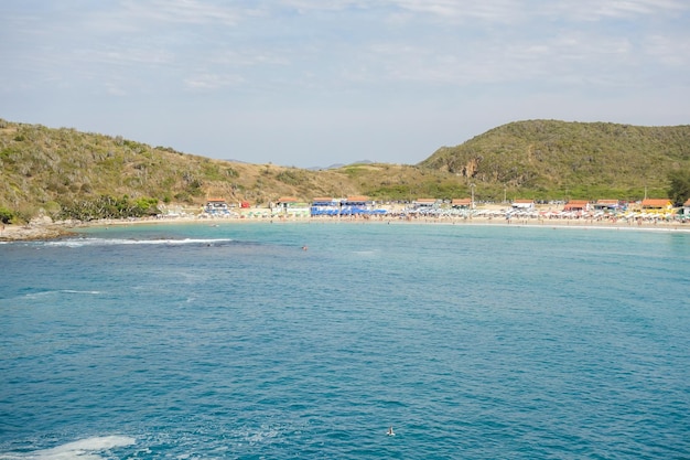 Panoramablick auf den Strand von Conchas in Arraial do Cabo, Brasilien, am Sommertag