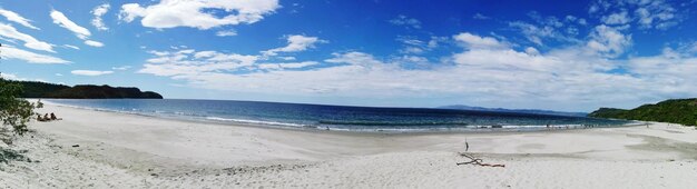 Foto panoramablick auf den strand vor blauem himmel