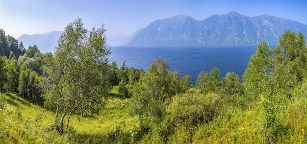 Panoramablick auf den Teletskoje-See in den Bergen Sibiriens