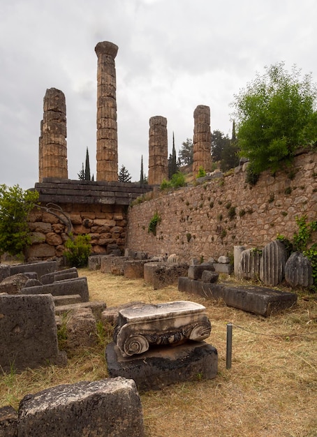 Panoramablick auf den Tempel des Apollo in Delphi vor dem Hintergrund der Berge in Griechenland