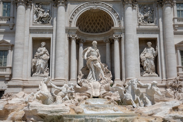 Panoramablick auf den Trevi-Brunnen im Stadtteil Trevi in Rom, Italien. Es wurde vom italienischen Architekten Nicola Salvi entworfen und von Giuseppe Pannini . fertiggestellt