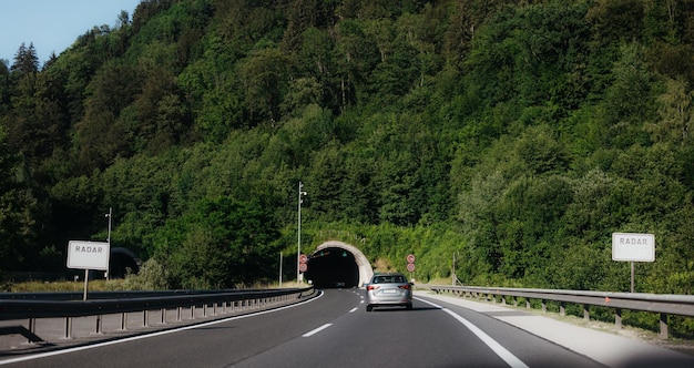 Panoramablick auf den Tunneleingang in Europa Landschaft mit Autobahn und Bergwald