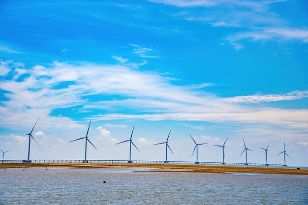 Panoramablick auf den Windpark auf See mit hohen Windkraftanlagen zur Stromerzeugung mit Kopierraum in Tra Vinh Vietnam Grünes Energiekonzept Öko-Konzept