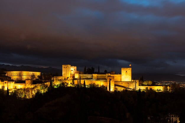 Panoramablick auf die Alhambra in Granada, Spanien - blaue Stunde.