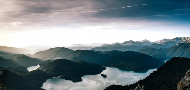 Panoramablick auf die Alpen in Österreich bei Sonnenaufgang