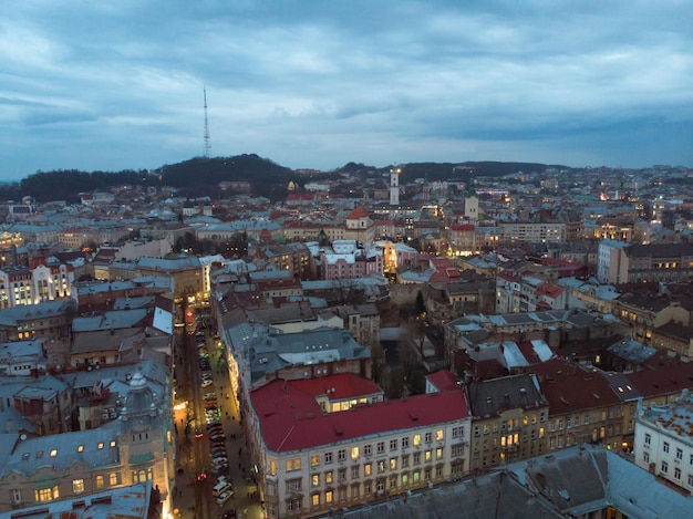 Panoramablick auf die alte europäische Stadt am Abend. Stadtlicht