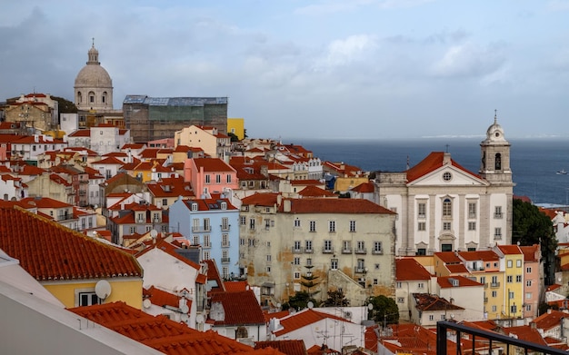 Panoramablick auf die Altstadt von Lissabon Portugal Ozean im Hintergrund