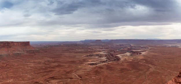 Panoramablick auf die amerikanische Landschaft und die Red Rock Mountains im Desert Canyon Farbenfroher Himmel Canyonlands Nationalpark Utah Vereinigten Staaten Naturhintergrund Panorama