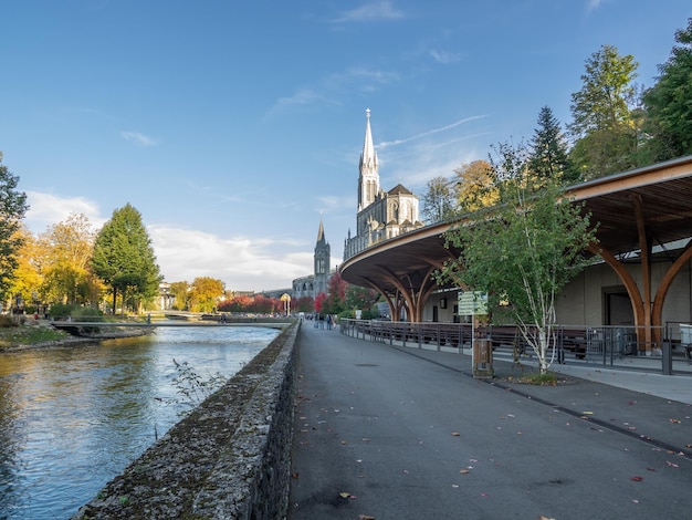 Panoramablick auf die Basilika Notre Dame in Lourdes, Frankreich