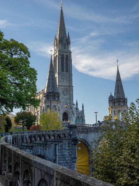 Panoramablick auf die Basilika Notre Dame in Lourdes, Frankreich