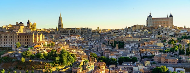 Panoramablick auf die beeindruckende mittelalterliche Stadt Toledo im Morgengrauen