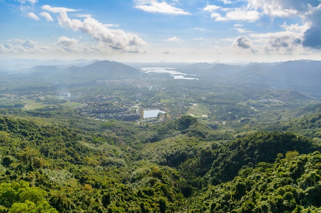 Panoramablick auf die Berge, den tropischen Wald, den Yanoda-Park und die Stadt Sanya. Kulturtourismuszone des Regenwaldes Yanoda, Insel Hainan, Yalong Bay Tropical Paradise Forest Park. China.