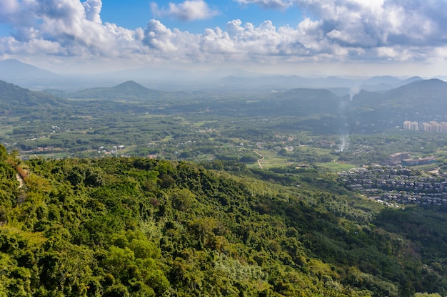 Panoramablick auf die Berge, den tropischen Wald, den Yanoda-Park und die Stadt Sanya. Kulturtourismuszone des Regenwaldes Yanoda, Insel Hainan, Yalong Bay Tropical Paradise Forest Park. China.