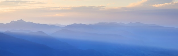 Panoramablick auf die Berge im Morgendunst