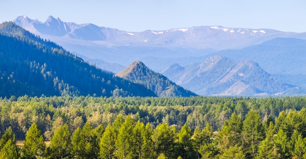 Panoramablick auf die Berge im Morgenlicht